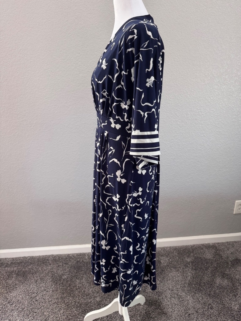 CHICO'S Kimono Inspired Pleated Jersey Midi Dress Blue & White Size 1, Medium - Picture 4 of 9
